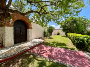 Impresionante Casa en la Huayacan: 7 Recámaras, Jardín, Piscina y Más