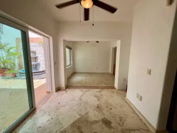 Impresionante Casa en la Huayacan: 7 Recámaras, Jardín, Piscina y Más