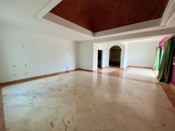 Impresionante Casa en la Huayacan: 7 Recámaras, Jardín, Piscina y Más