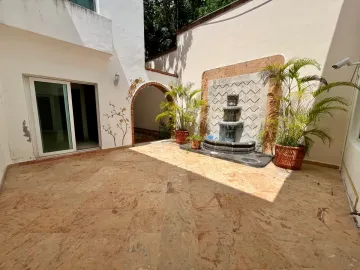 Impresionante Casa en la Huayacan: 7 Recámaras, Jardín, Piscina y Más