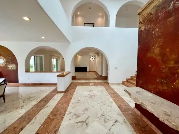 Impresionante Casa en la Huayacan: 7 Recámaras, Jardín, Piscina y Más
