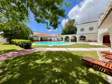 Impresionante Casa en la Huayacan: 7 Recámaras, Jardín, Piscina y Más