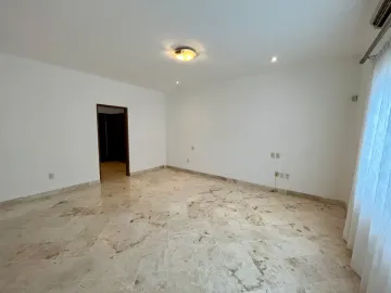 Impresionante Casa en la Huayacan: 7 Recámaras, Jardín, Piscina y Más