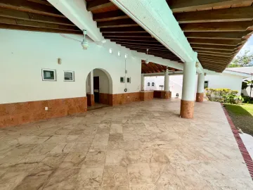Impresionante Casa en la Huayacan: 7 Recámaras, Jardín, Piscina y Más