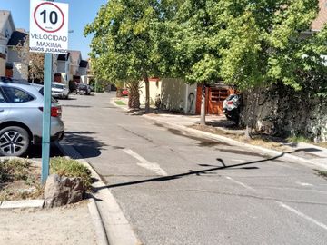 Se arrienda amplia casa en Condominio de Peñalolén
