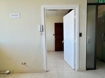 Amplia oficina en arriendo