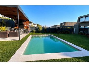 Única 4D + Serv, Piscina Y Quincho, Piedra Roja