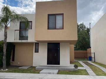 CASA EN RENTA EN PUERTA REAL, MODELO CÓRDOBA, CORREGIDORA, QRO.