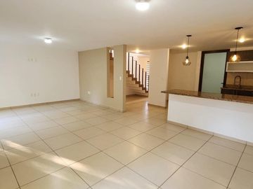 CASA EN RENTA EN PUERTA REAL, MODELO CÓRDOBA, CORREGIDORA, QRO.