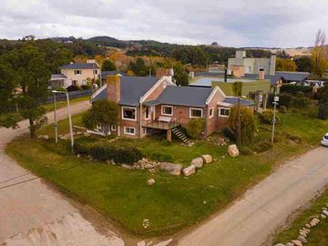 VENTA CASA 2 DORM. C/PILETA- TANDIL