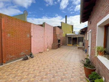 VENTA CASA 2 DORM. C/PILETA- TANDIL