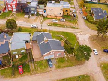 VENTA CASA 2 DORM. C/PILETA- TANDIL