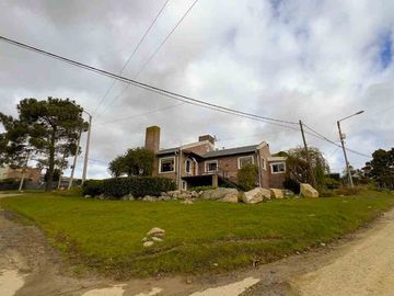 VENTA CASA 2 DORM. C/PILETA- TANDIL