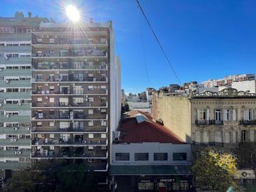 Semipiso 3 amb. al frente balcón corrido s/avenida