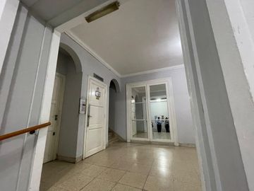 Semipiso 3 amb. al frente balcón corrido s/avenida
