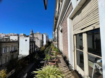 Semipiso 3 amb. al frente balcón corrido s/avenida