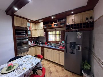 VENTA CASA 4 DORMITORIOS. B° AYACUCHO APTA CREDITO