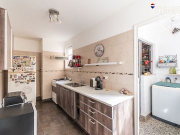 VENTA DEPTO 4 AMB + DEPENDENCIA FLORES BCON