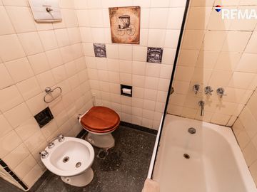 VENTA DEPTO 4 AMB + DEPENDENCIA FLORES BCON