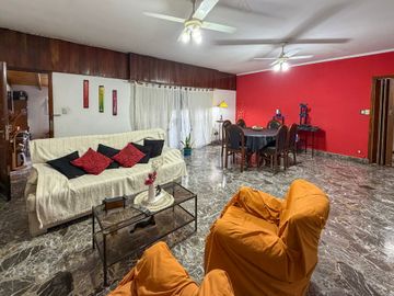 VENTA CASA MULTIFAMILIAR CON LOCAL LOTE 427M2