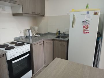 Cómodo monoambiente al frente con balcón
