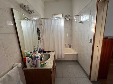 Vivienda en PA con 3 dormitorios + depósito en PB.