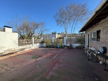 Vivienda en PA con 3 dormitorios + depósito en PB.