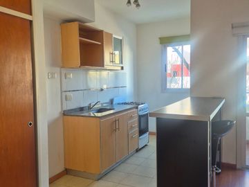 ALQUILER | Monoambiente con balcón al frente