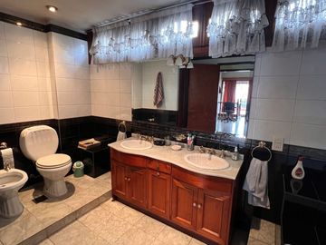 CASA 5 AMBIENTES EN VENTA ADROGUE