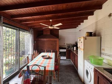 CASA 5 AMBIENTES EN VENTA ADROGUE