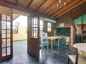 Venta Casa Flores de 6 ambientes  Quincho Terraza
