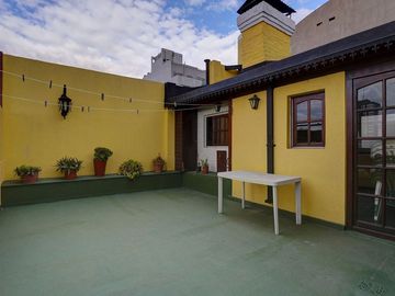 Venta Casa Flores de 6 ambientes  Quincho Terraza
