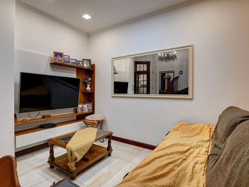 Venta Casa Flores de 6 ambientes  Quincho Terraza
