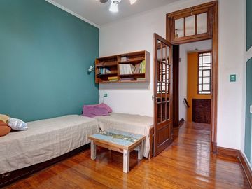 Venta Casa Flores de 6 ambientes  Quincho Terraza