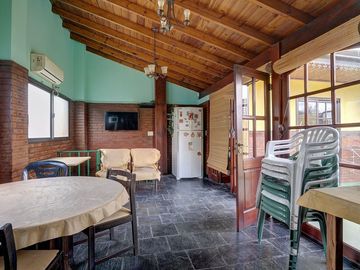 Venta Casa Flores de 6 ambientes  Quincho Terraza