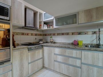 Venta Casa Flores de 6 ambientes  Quincho Terraza