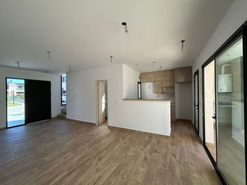 VENTA CASA EN COMPLEJO CERRADO 4 AMB- PILAR