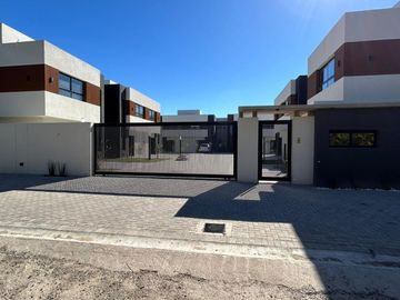VENTA CASA EN COMPLEJO CERRADO 4 AMB- PILAR