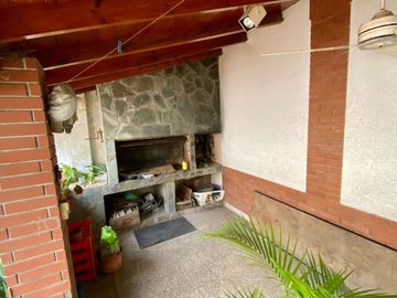VENTA CASA 4 AMBIENTES COCHERA TERRAZA LUGANO