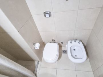 Depto. de tres ambientes amoblado en Martínez