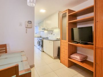 Depto. de tres ambientes amoblado en Martínez