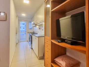 Depto. de tres ambientes amoblado en Martínez