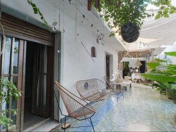 VENTA CASA 5 AMBIENTES BOEDO CON PATIO Y COCHERA