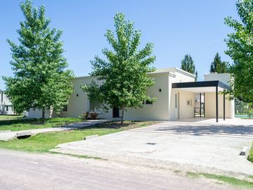 CASA EN ALQUILER 4 AMBIENTES EN FINCAS SPORTING