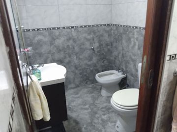 VENTA CASA 4 AMBIENTES +DEPARTAMENTO COLINA ALEGRE