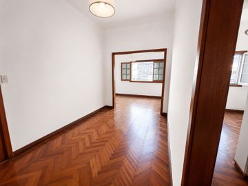 VENTA 3 AMB AMPLIO CON PATIO LUMINOSO EXC ESTADO