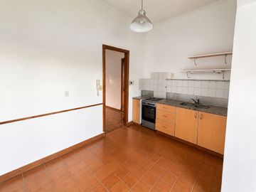 VENTA 3 AMB AMPLIO CON PATIO LUMINOSO EXC ESTADO