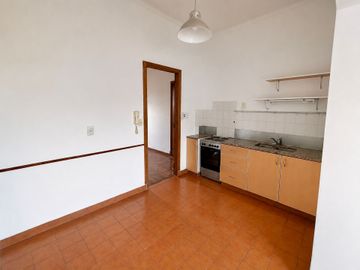 VENTA 3 AMB AMPLIO CON PATIO LUMINOSO EXC ESTADO