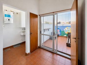 VENTA 3 AMB AMPLIO CON PATIO LUMINOSO EXC ESTADO