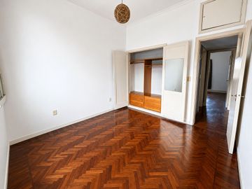 VENTA 3 AMB AMPLIO CON PATIO LUMINOSO EXC ESTADO